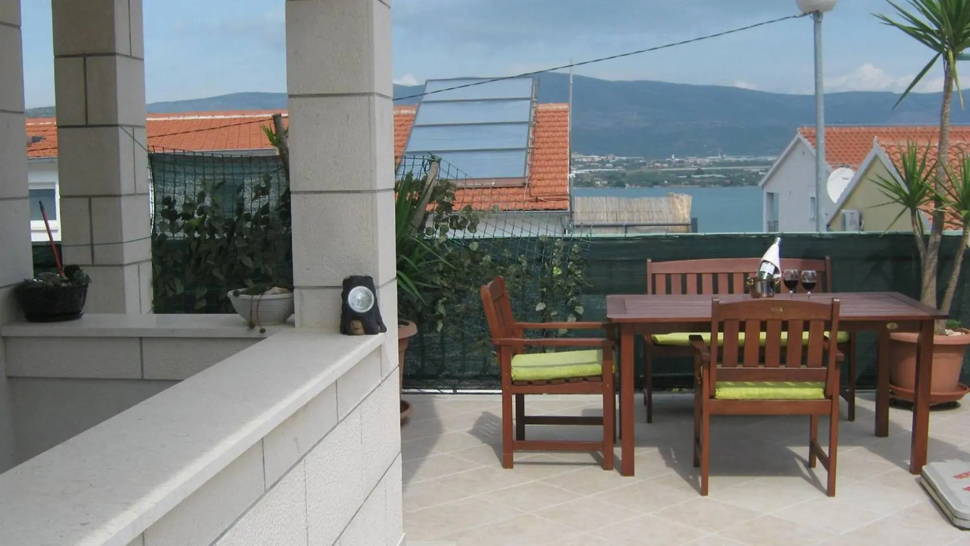 Beachfront Mastrinka Apartments With Sea View 特罗吉尔