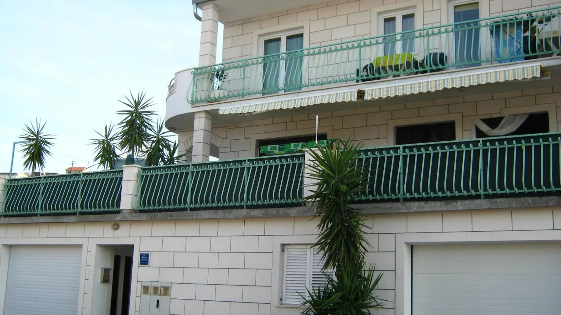 Beachfront Mastrinka Apartments With Sea View 特罗吉尔