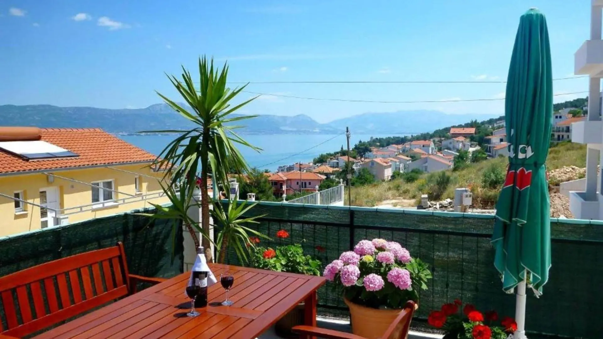 Beachfront Mastrinka Apartments With Sea View 特罗吉尔