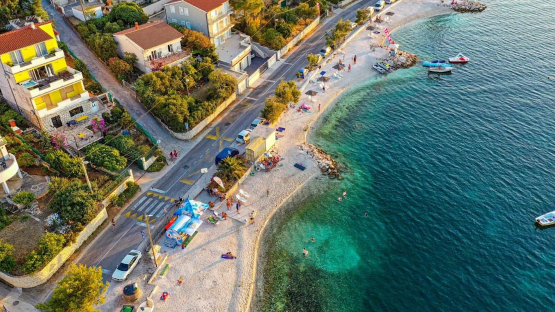 Beachfront Mastrinka Apartments With Sea View 特罗吉尔