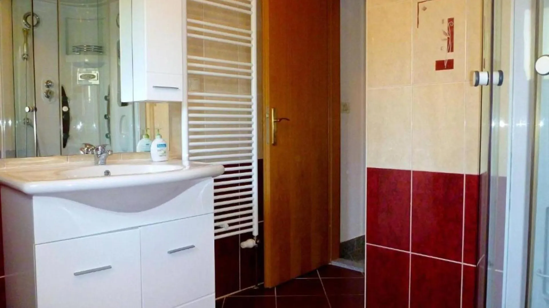 Beachfront Mastrinka Apartments With Sea View 特罗吉尔